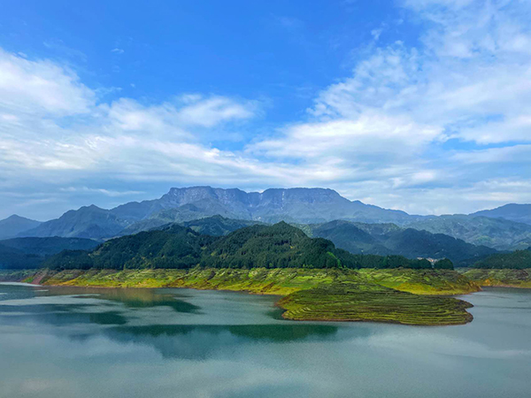 瓦屋山雅女湖与层叠青山